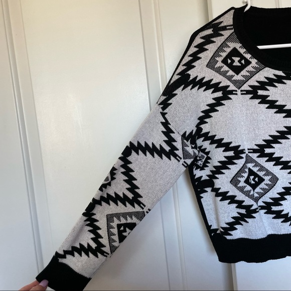 Heart-N-Crush Aztec Black & White Cropped Sweater. Size Medium - Picture 3 of 4